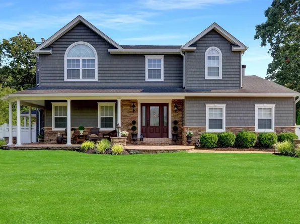 2 Sleepy Hollow, Centereach, NY 11720