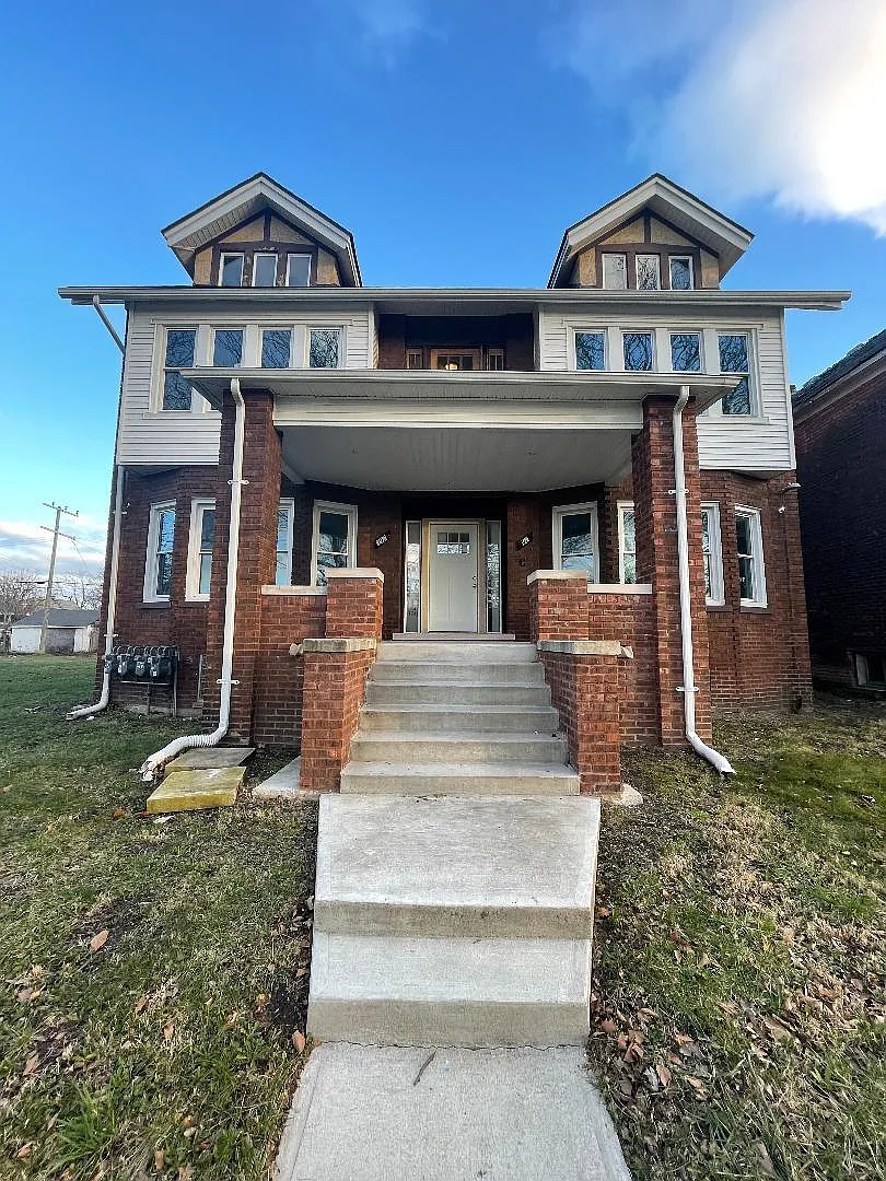 2 bed, 900 sqft, $1,100 — Photo 1