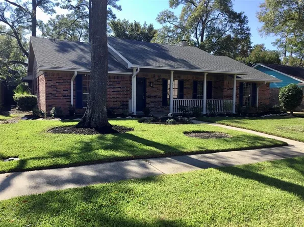 915 Hackberry St, La Porte, TX 77571
