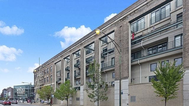 1st image of 3160 N Lincoln Ave Unit 205