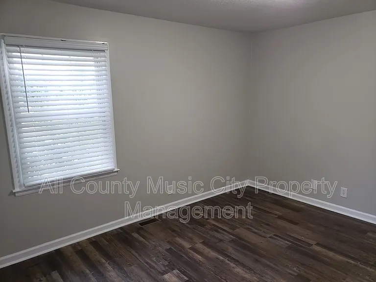 553 Owendale Dr — Photo 8