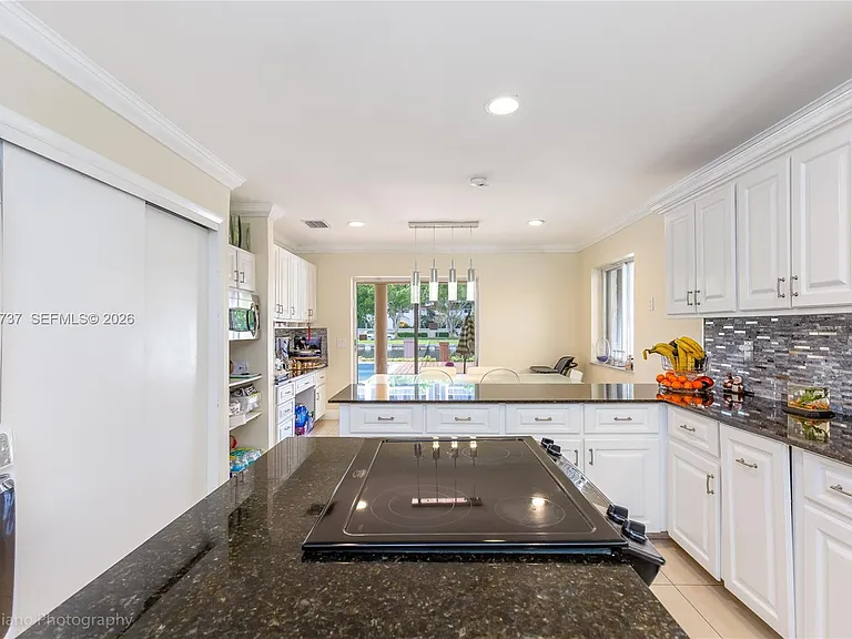 437 Holiday Dr — Photo 9