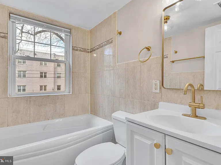 912 Barnaby St SE #101 — Photo 21