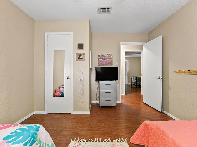 713 Patricia Dr — Photo 2