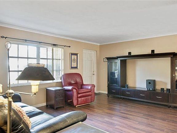 4th image of 39108 Manor Dr