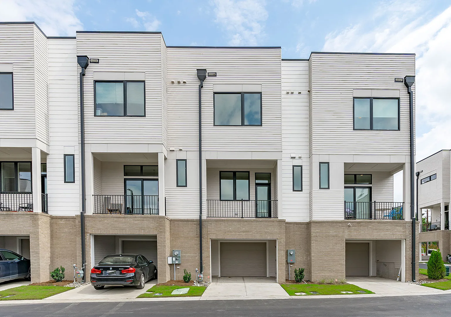 2 bed, 2.5 bath, 1576 sqft, $3,199 — Photo 2