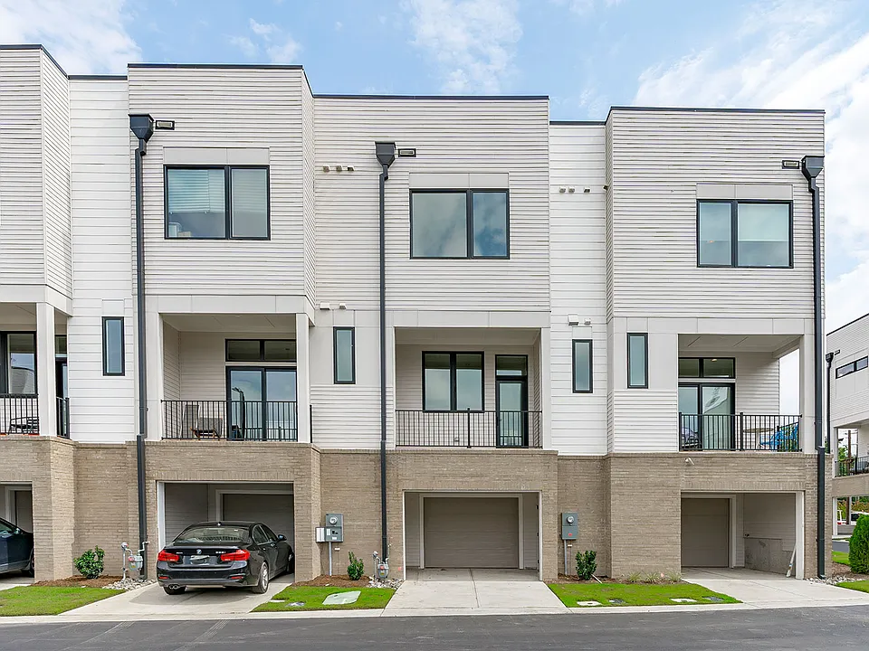 Elliott Square Community (Rear View)