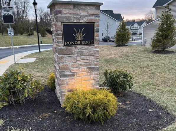235 Ponds Edge Dr, Media, PA 19063