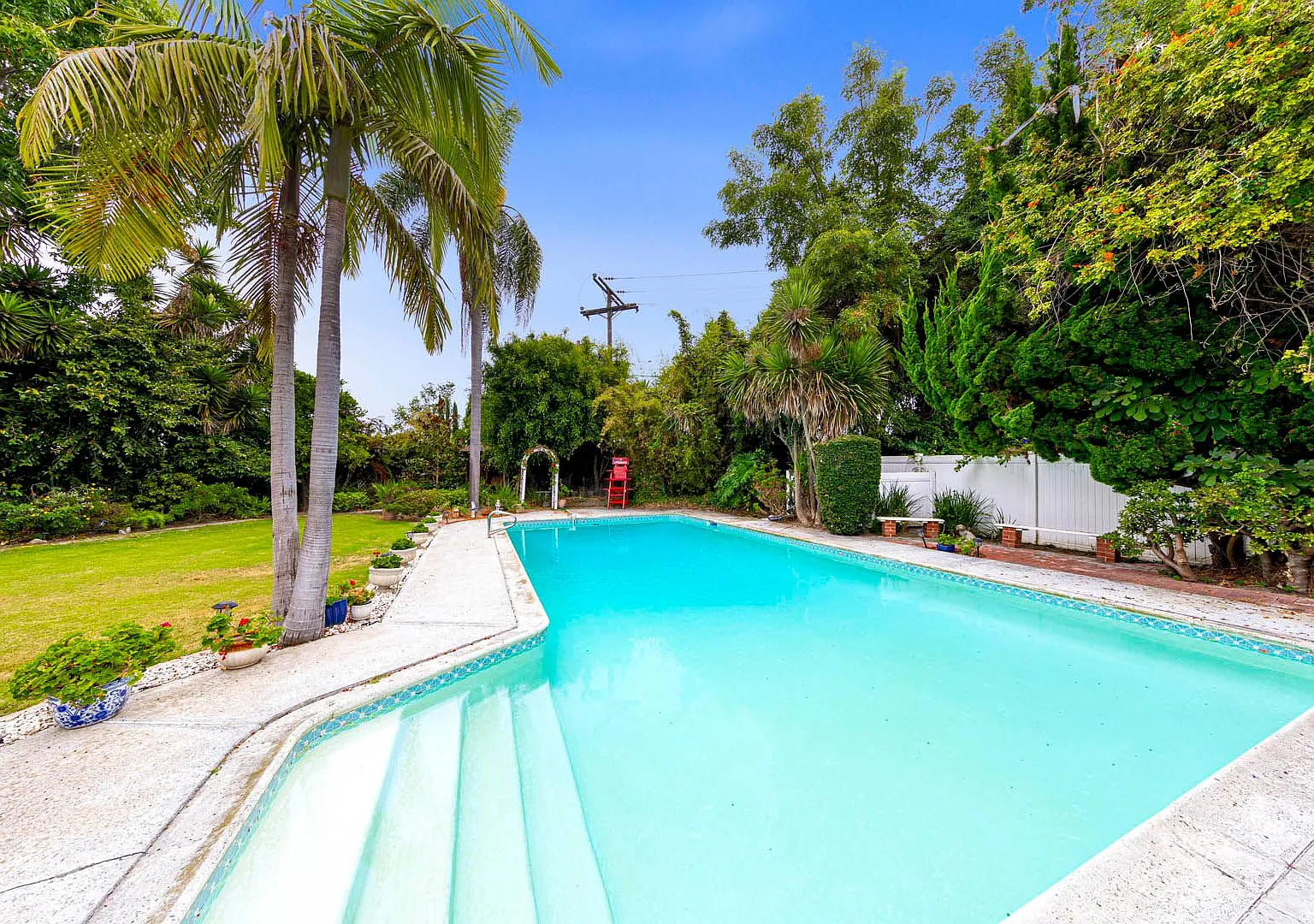 4 bed 3 bath POOL on HUGE Lot! — Photo 2
