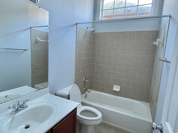 Full bathroom, 1st floor