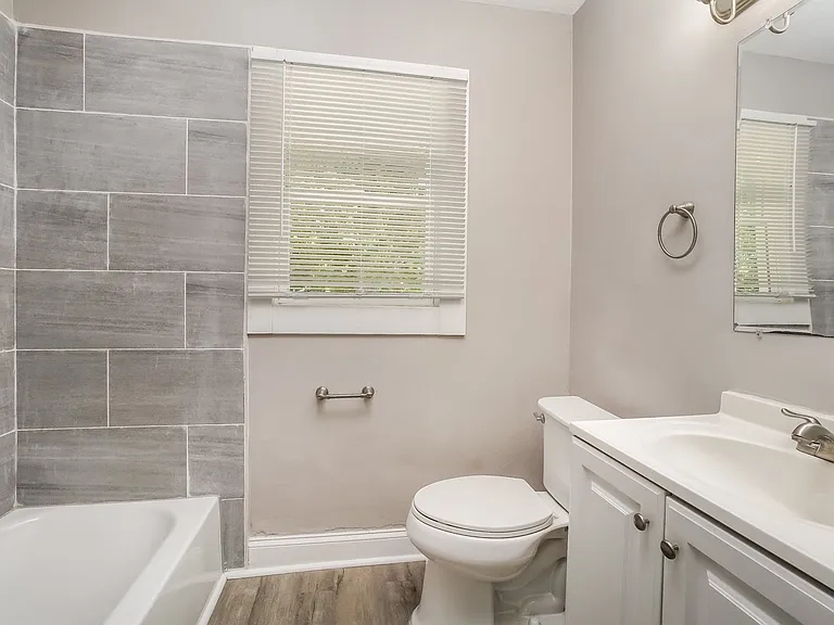 1168570_025_main_bathroom_13189748.jpg