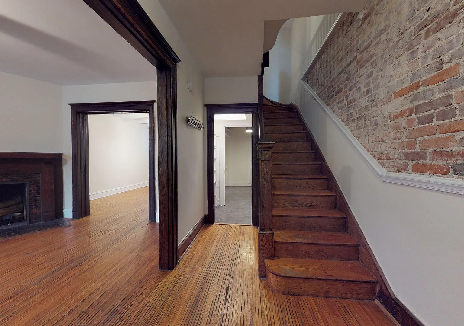 Large 4 Bedroom, 2 Bath House with Hardwood floors, walk in closets and more! — Photo 3