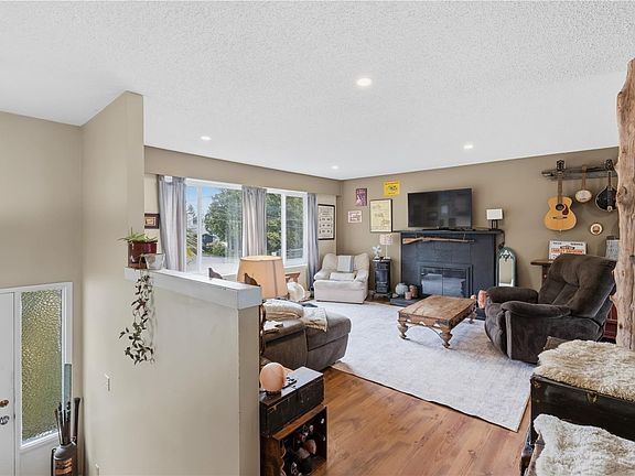 3rd image of 1550 Larch Rd