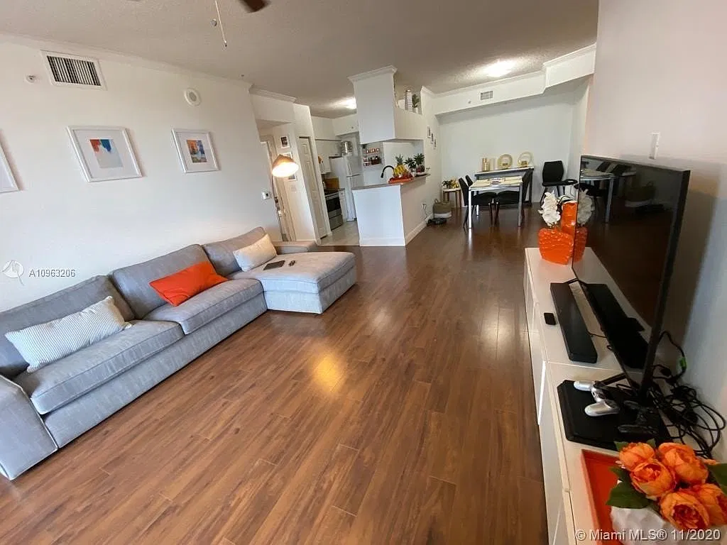 3 bed, 1264 sqft, $3,490 — Photo 2