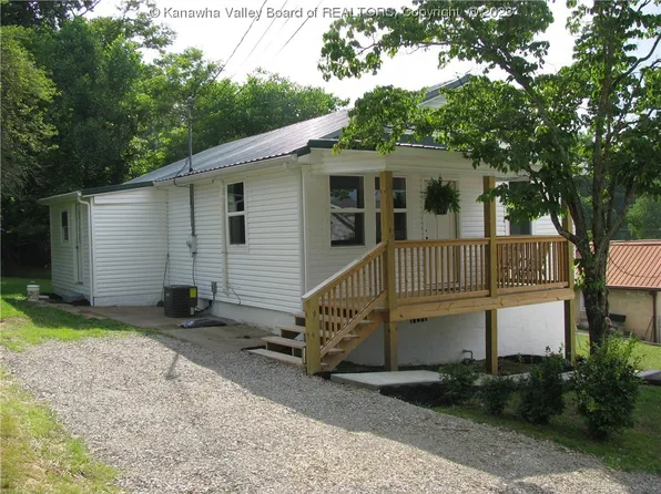 553 Robinson Rd, Saint Albans, WV 25177