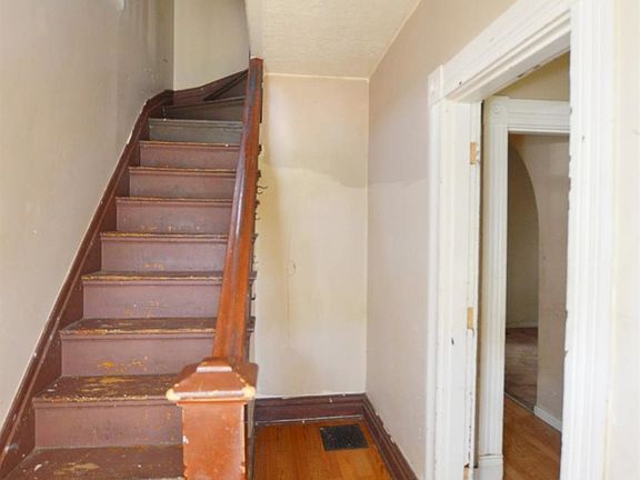 2nd image of 1161 Kahn Ave