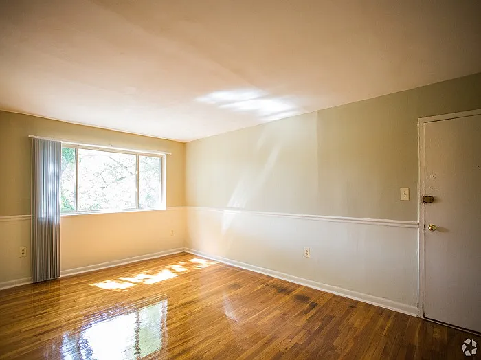 Kings Square Apartments — Photo 21