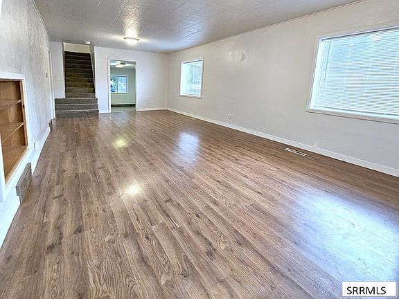 5th image of 130 E 17th St