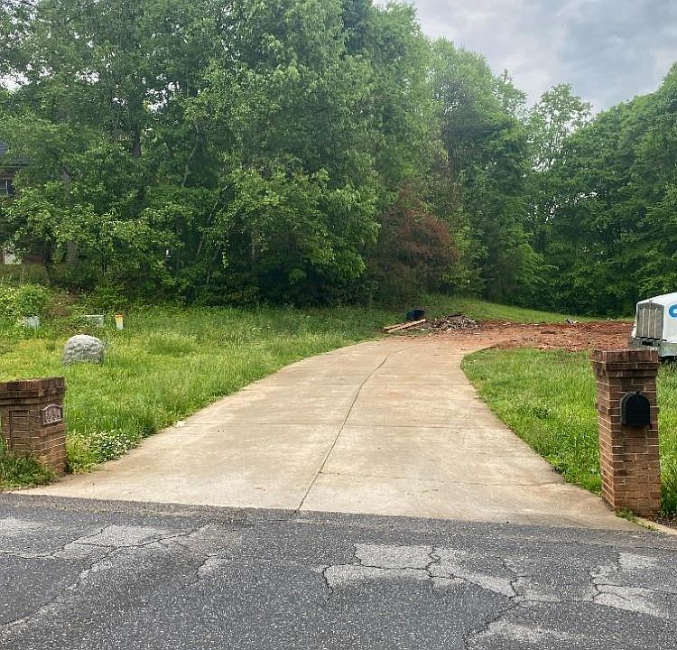 2nd image of 6054 Willowbottom Rd #1