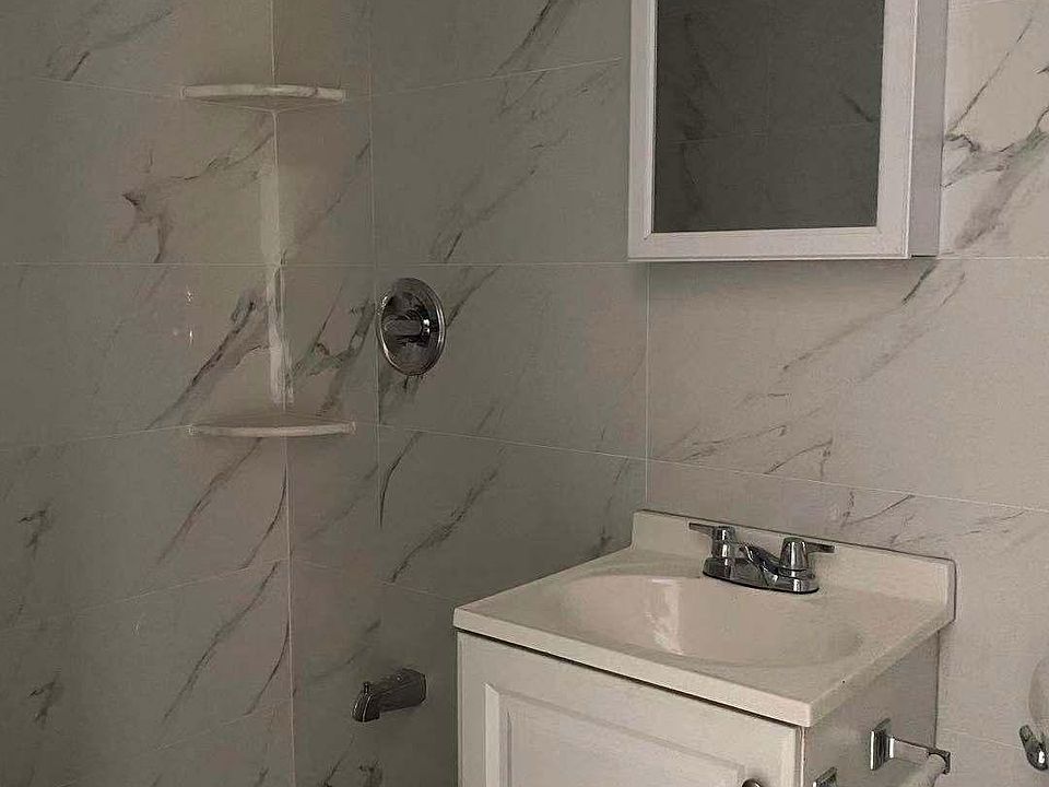 2nd image of 988 Neill Ave #1