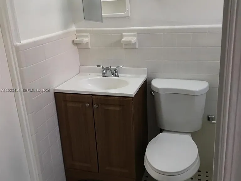 520 SW 4th St #5 — Photo 5