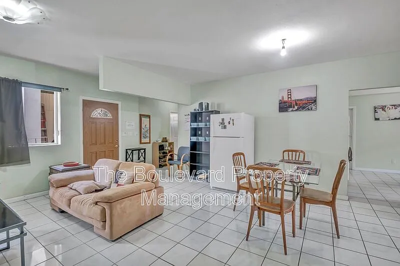 6 bed, 2.0 bath, 2160 sqft, $4,250 — Photo 3