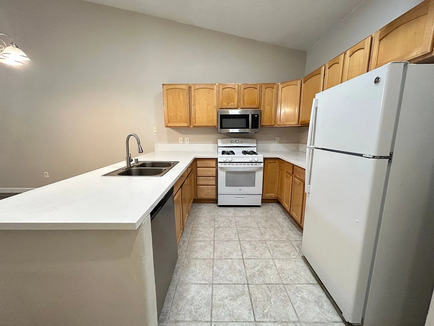 Single Story 3-Bed 2-Bath Townhouse! — Photo 4