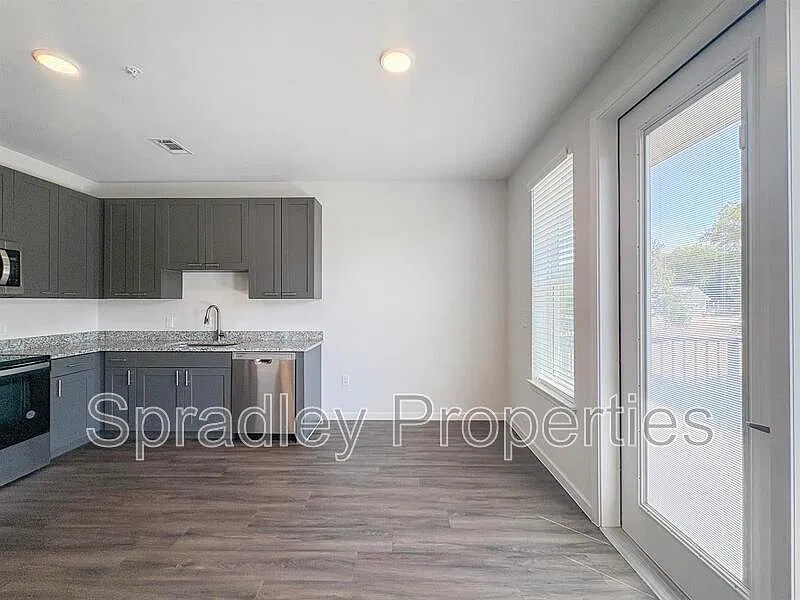 3 bed, 2.0 bath, 1090 sqft, $1,599 — Photo 2