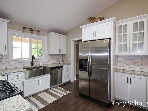 4th image of 2550 Leonard St
