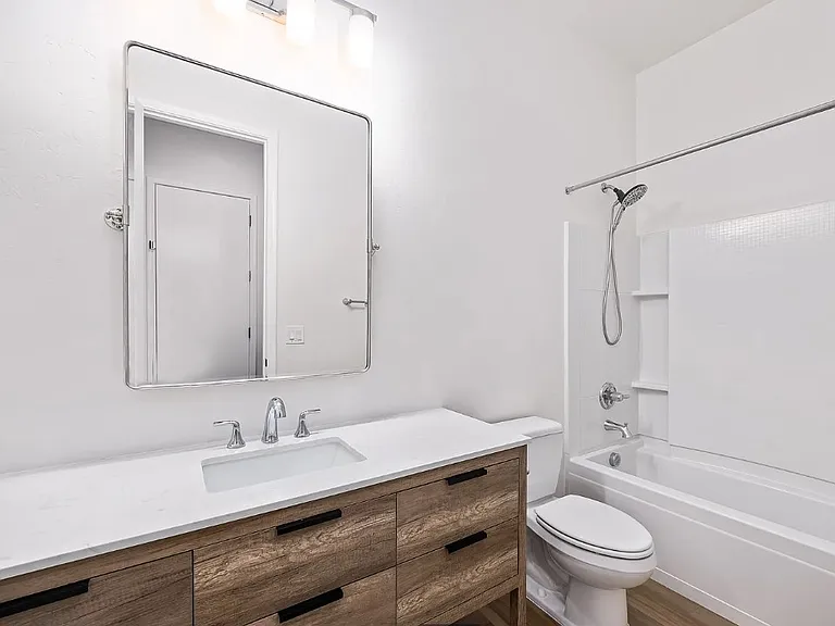 Full bath 1st floor