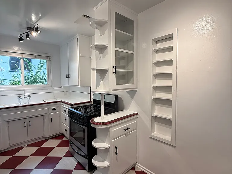 2269 N Beachwood Dr #202 — Photo 51
