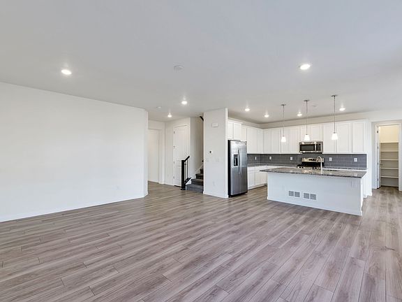 4th image of 1045 S Elk Way