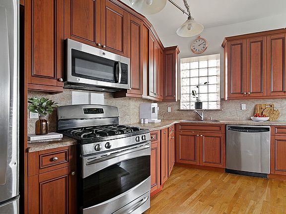 4th image of 852 E 7th St APT 7D