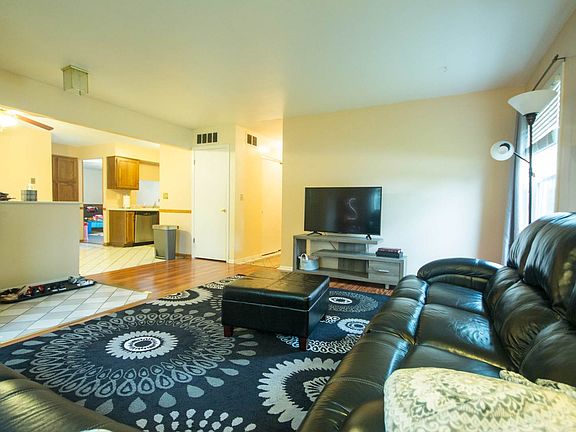 4th image of 1091 Crestwood Ct