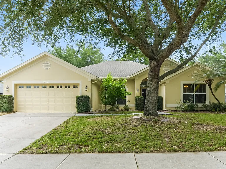 1923 Southern Oak Loop — Photo 1