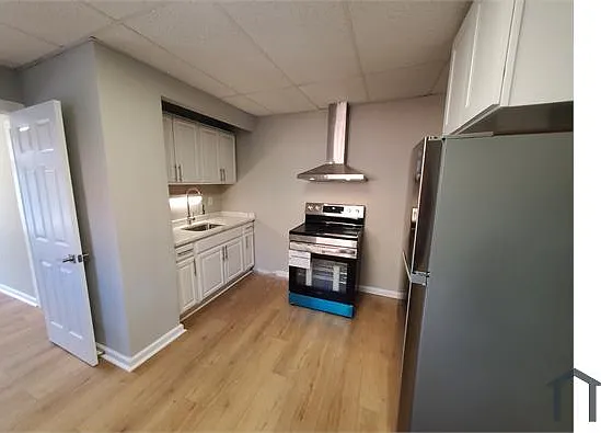 1302 W Walnut St — Photo 2