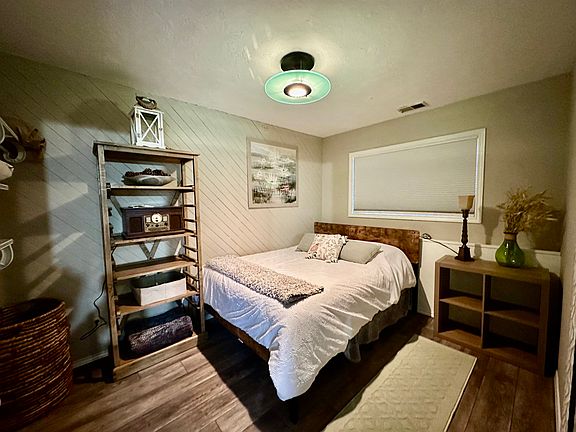 Queen Bed, Linens and bedding provided.