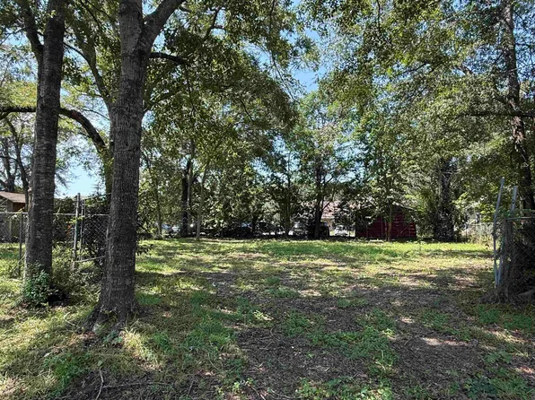 325 1st St NW, Gretna, FL 32332