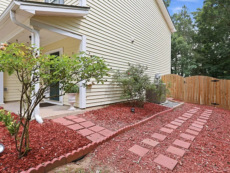 720 Pyracantha Dr — Photo 4