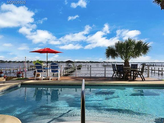 4th image of 1033 SE Saint Lucie Blvd