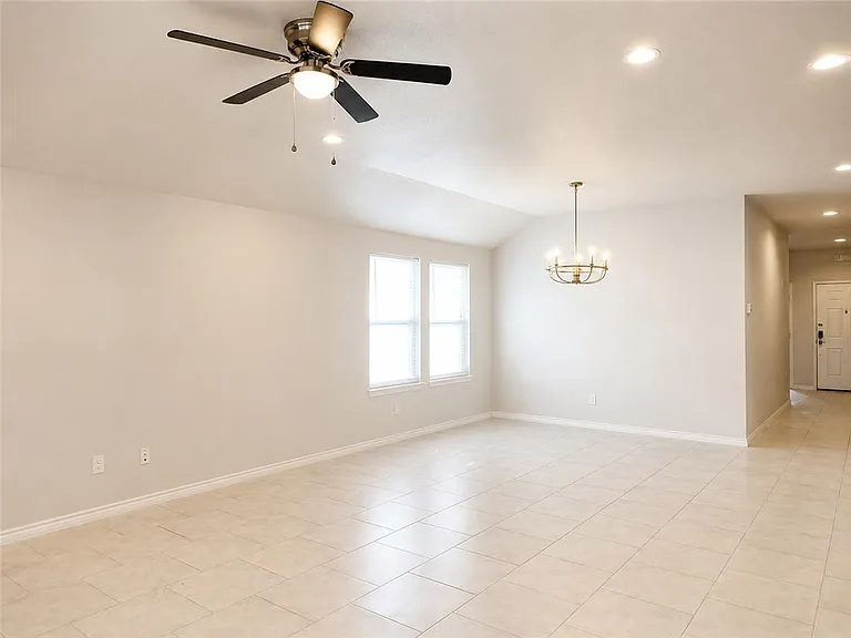 2301 Sky Crest Dr — Photo 7