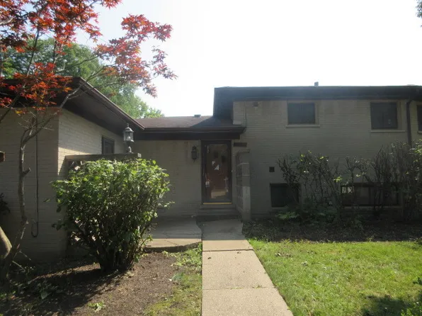 8864 E Prairie Rd, Skokie, IL 60076