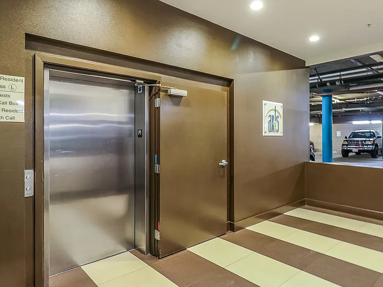 Axis 2300 Apartments — Photo 21
