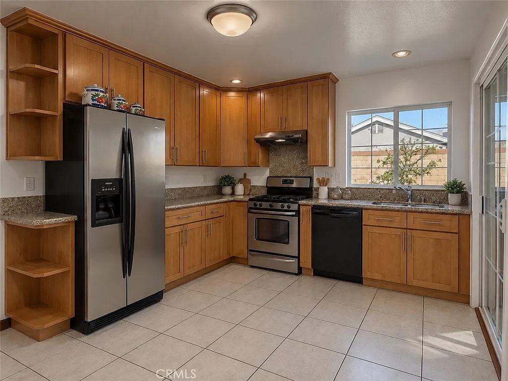 3 bed, 1420 sqft, $3,950 — Photo 2