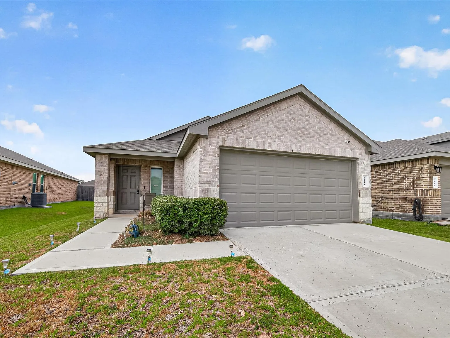 3 bed, 2.0 bath, 1338 sqft, $2,200 — Photo 2