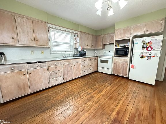 3rd image of 103 S Akir St