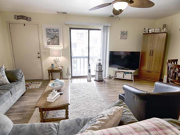 5th image of 610 W Burk Ave #107