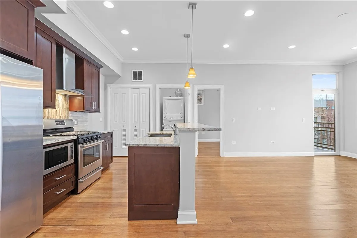 2 bed, 1013 sqft, $3,600 — Photo 2
