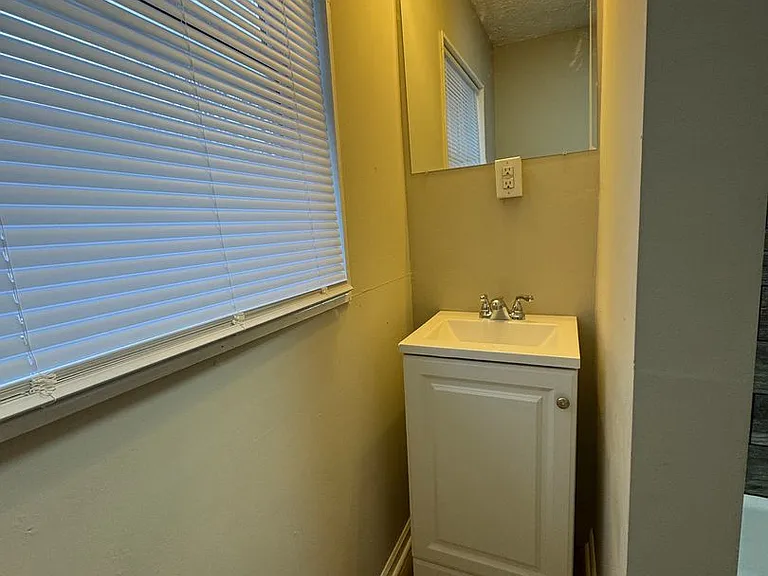 1132 N Oxford St — Photo 12