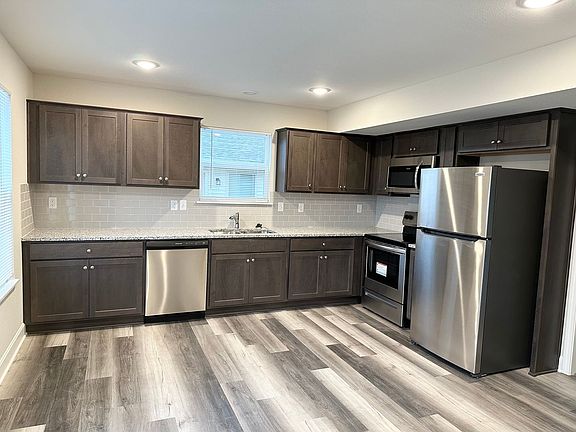 5th image of 405 SE Rose Garden Ln